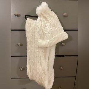 Cream colored beanie and scarf - NEW 🍁❄️🧣